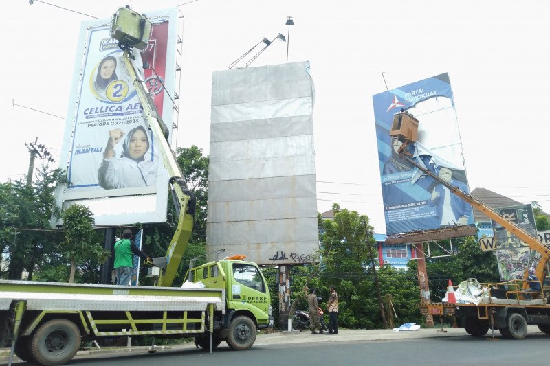 Bawaslu Karawang tertibkan alat peraga kampanye terpasang di tempat terlarang