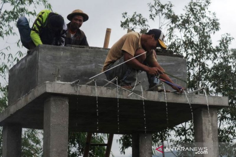 Warga Membuat Tempat Penampungan Air