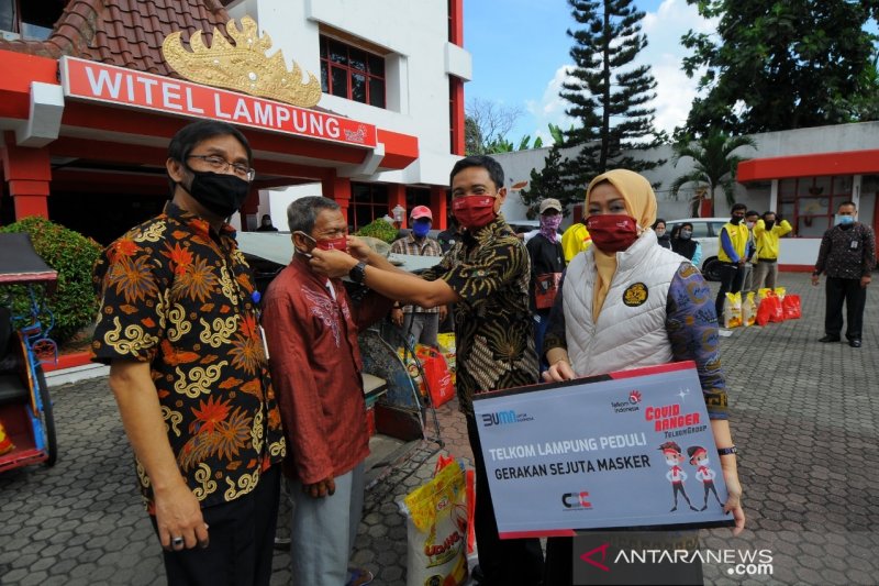 PT Telkom Wilayah Lampung membagikan 1.000 paket sembako kepada masyarakat terdampak COVID-19.