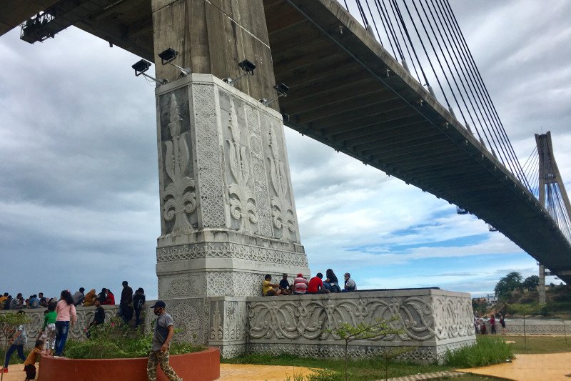 Taman di kaki  Jembatan Barelang