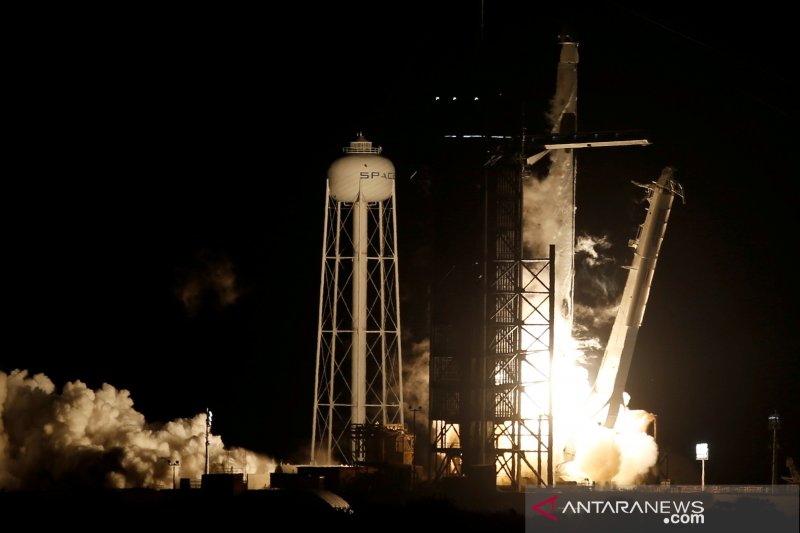 Empat astronaut dengan SpaceX tiba di stasiun luar angkasa internasional