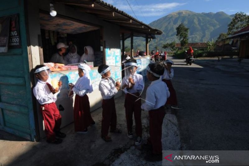 Aktivitas Sekolah Di Lereng Merapi