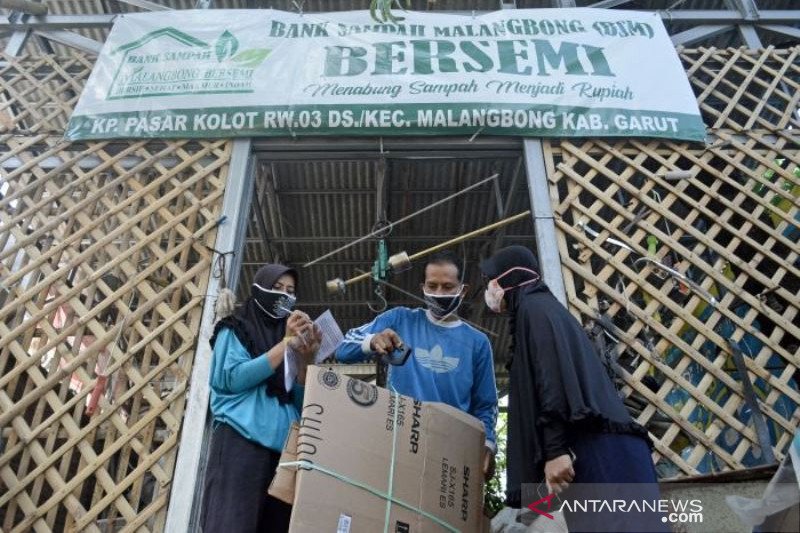 Menabung Emas Di Bank Sampah