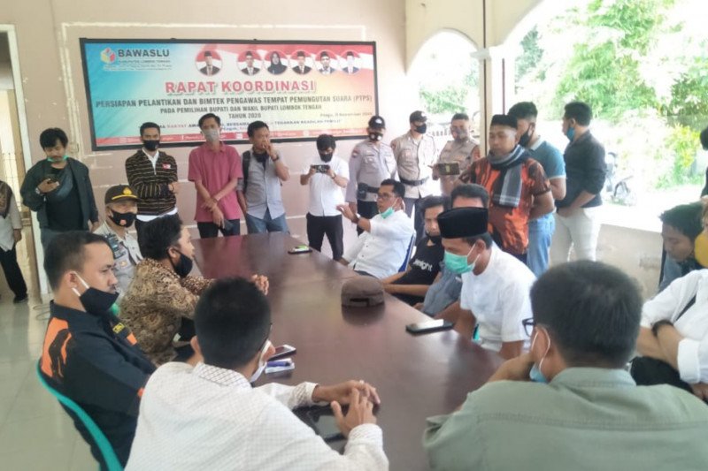 Aktivis demo Bawaslu Lombok Tengah