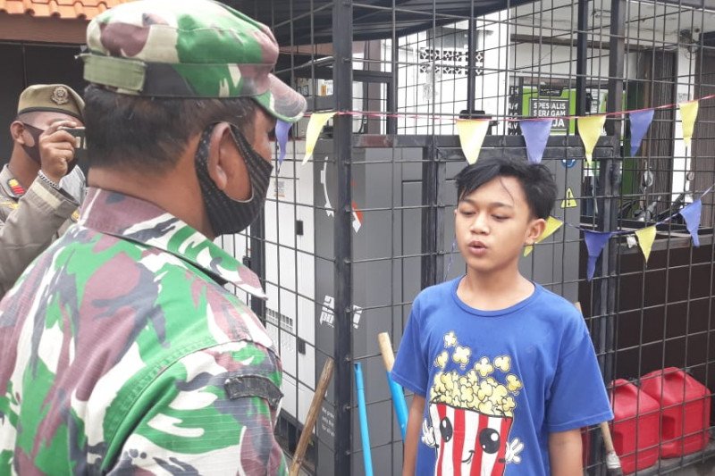 Tak pakai masker petugas hukum  dua remaja  melafalkan 