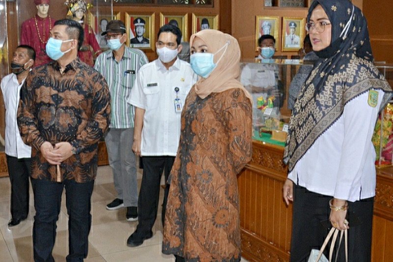 Tinjau rumah adat Riau, ini harapan Bupati Bengkalis