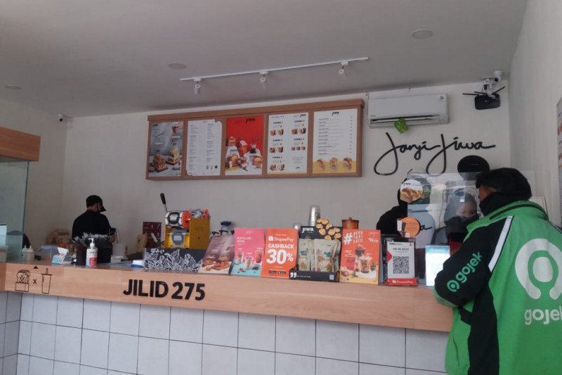 Kopi literan, strategi kedai kopi bertahan di tengah pandemi COVID-19