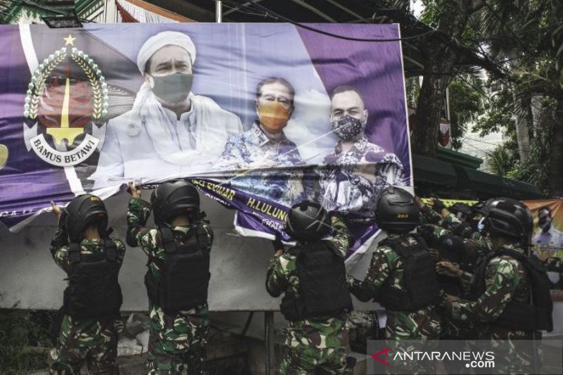 Prajurit TNI Tertibkan Spanduk Tidak Berizin