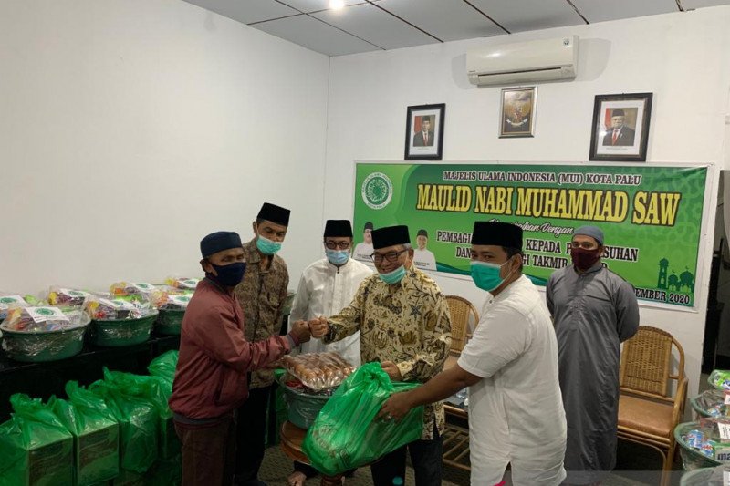 MUI Palu salurkan sembako dan masker bagi takmir masjid