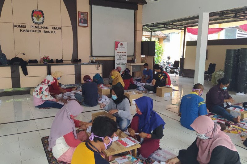 KPU Bantul mulai sortir dan melipat surat suara untuk Pilkada