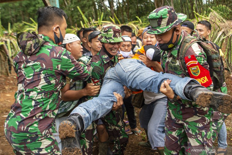 Evakuasi Warga Di Area Pertempuran