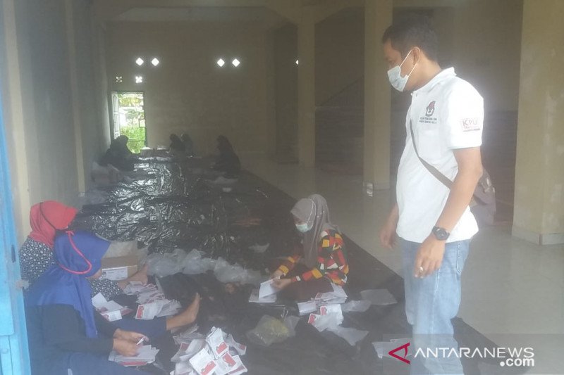 KPU OKU sortir dan lipat surat suara
