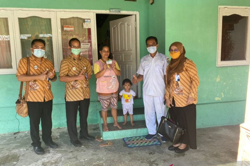 Optik di Pariaman salurkan CSR dengan bayarkan tunggakan JKN-KIS warga tidak mampu