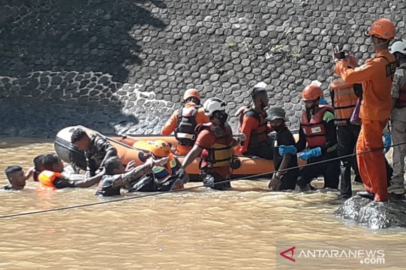 Tim SAR gabungan Sukabumi temukan korban kecelakaan sungai