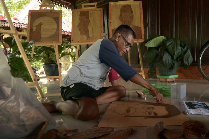 LUKISAN DARI LIMBAH DAUN KERING