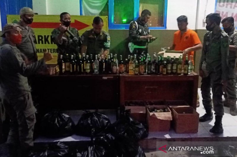 Satpol PP Cianjur sita ratusan kantong miras oplosan dan ratusan obat terlarang