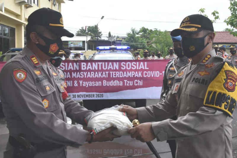 Polresta Cirebon bagikan bantuan beras 11 ton kepada warga