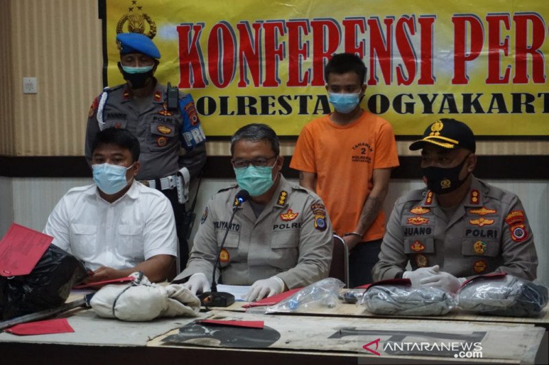 Polisi mengamankan dua perusak DPRD DIY saat demo UU Cipta Kerja