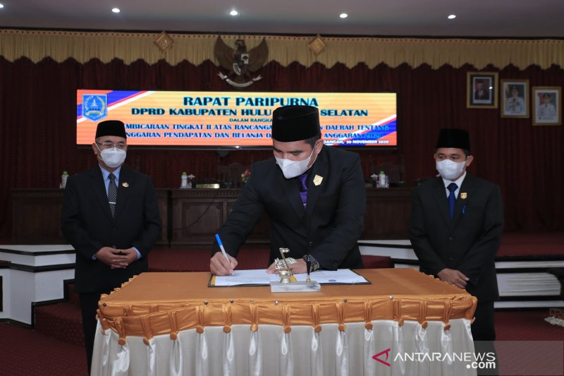 Semua Fraksi DPRD HSS sepakati Raperda APBD 2021 menjadi Perda