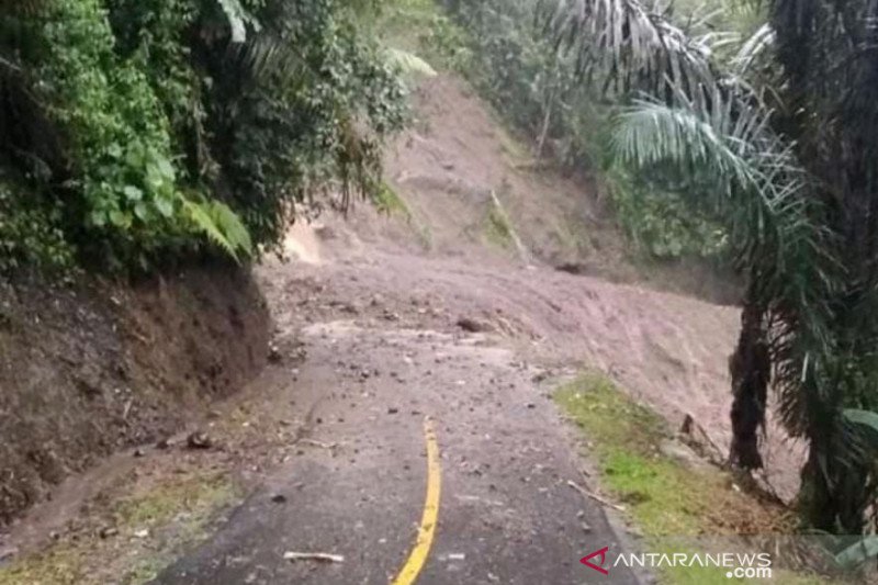 Jalur Bandung-Cianjur kembali putus akibat longsor