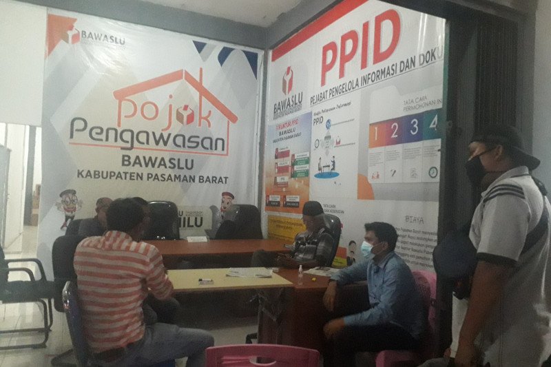 Bawaslu Pasaman Barat pangil sejumlah anggota DPRD terkait dugaan berkempanye di sekolah