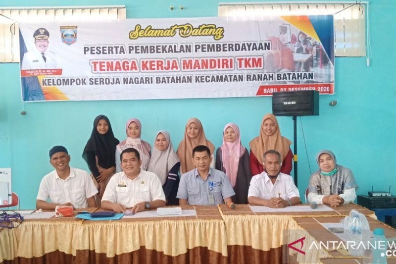 Disnaker Pasaman Barat berikan pembekalan pelatihan menjahit kepada masyarakat