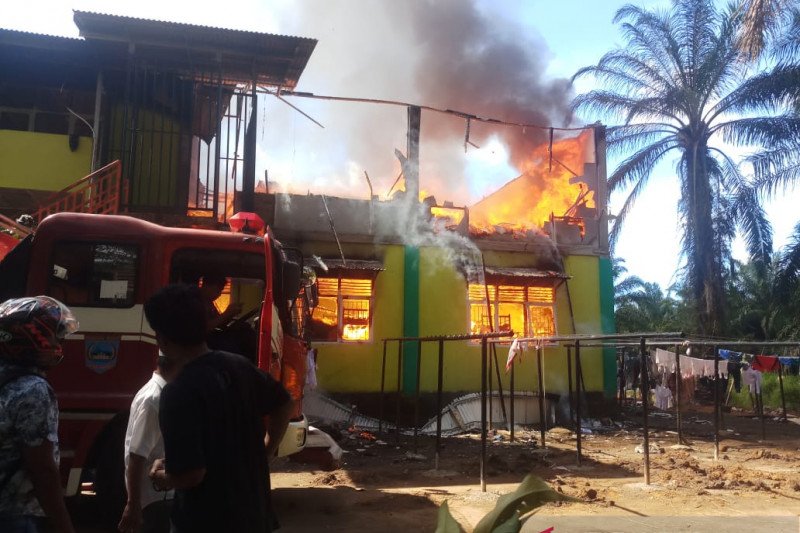 Asrama SMP IT Darul Hikmah Pasaman Barat terbakar saat siswa sedang melaksanakan ujian