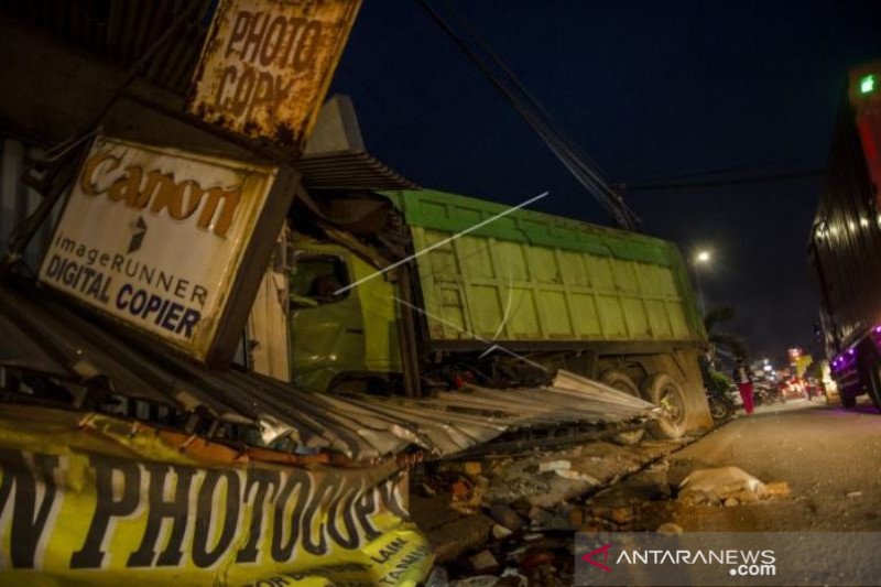 Dua Orang  Meninggal Akibat Kecelakaan Beruntun