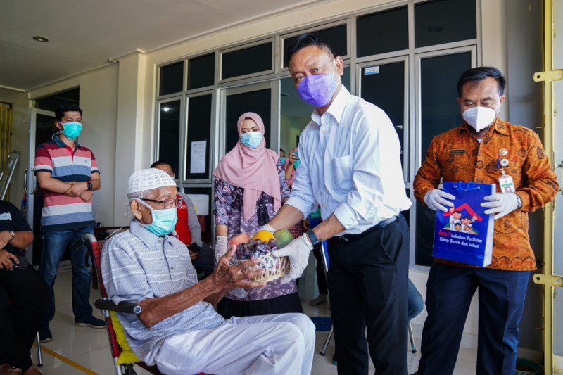 A 95 year old patient in Pontianak recovered from COVID-19