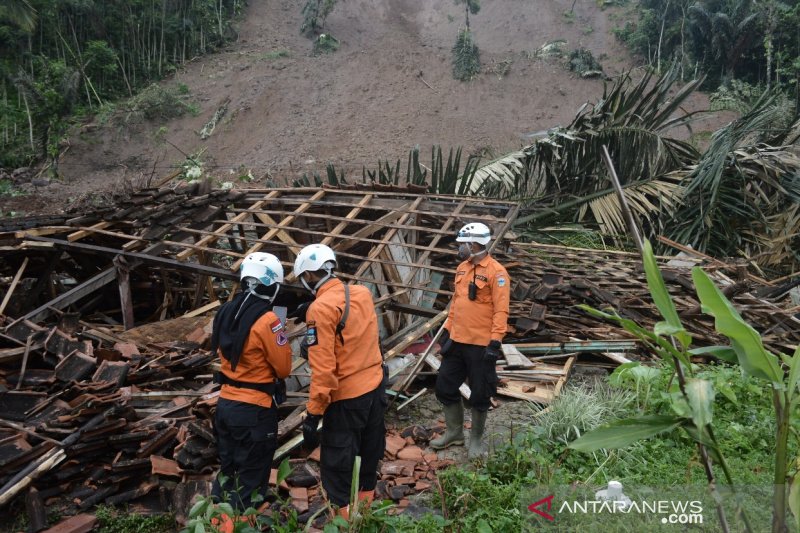 Bencana longsor terus terjadi di Garut rusak dan ancam puluhan rumah