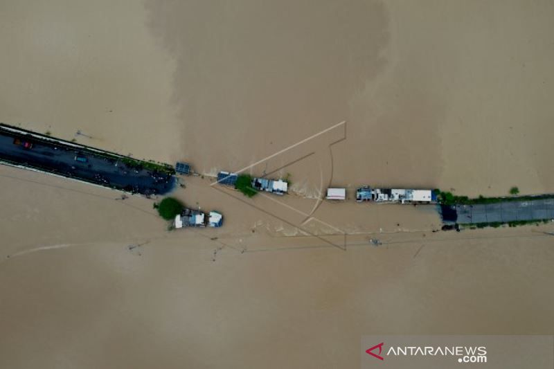 Banjir Rendam Jalur Penghubung Purbalingga - Banyumas