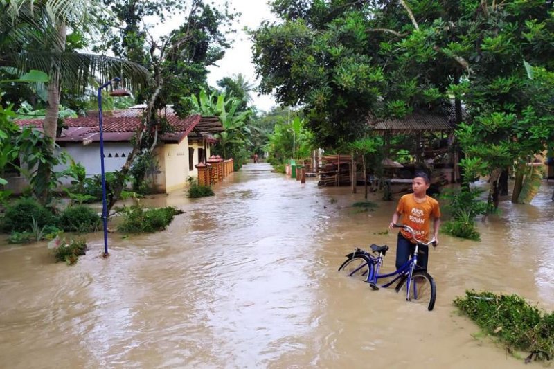 Bentuk manajemen bencana berupa pencegahan terhadap bencana banjir adalah dengan melarang