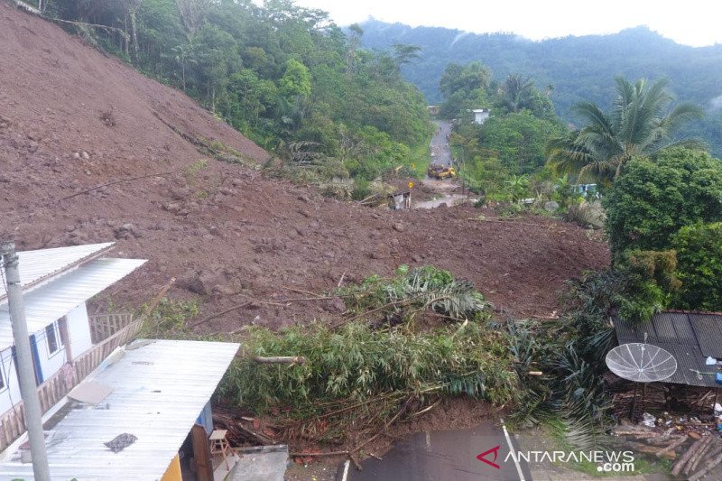 Jalan lintas selatan Bandung-Garut di Talegong tertimbun tanah longsor