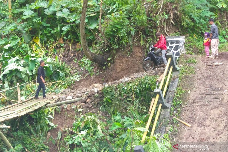 Akibat jembatan ambruk, puluhan kepala keluarga di Cianjur terisolasi
