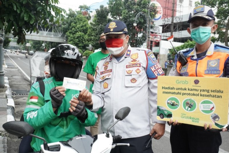 Dishub Kota Bandung-Grab beri hadiah warga taat protokol kesehatan