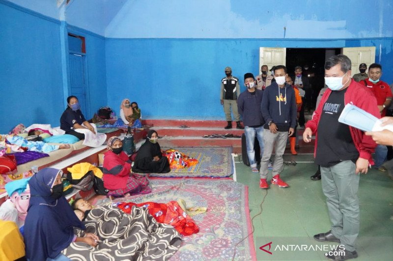 Pemkab Garut salurkan kebutuhan korban longsor di pengungsian