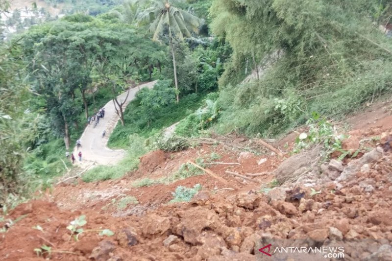 Jalan penghubung antar-kecamatan di Cianjur terputus akibat longsor