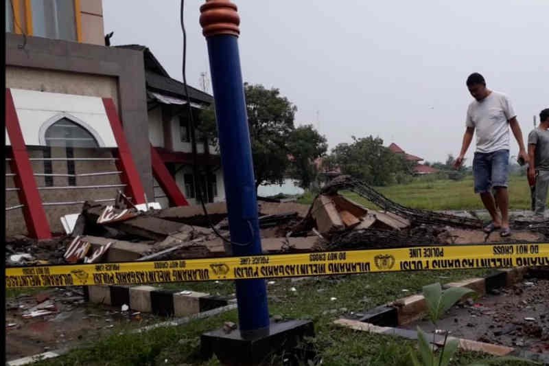 Polisi Indramayu selidiki penyebab robohnya menara Masjid Islamic