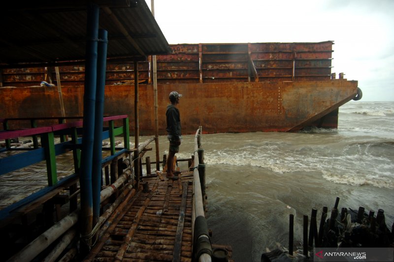 KAPAL TONGKANG TERDAMPAR DI TEGA