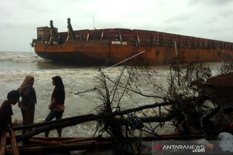 Kapal Tongkang Terdampar