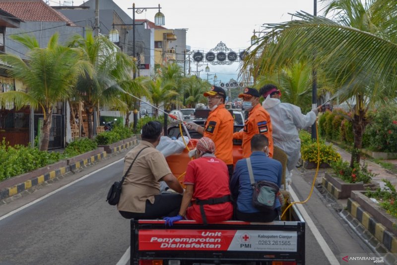 Cianjur gencarkan penyemprotan disinfektan di pusat keramaian