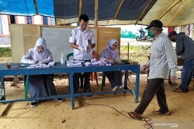 Petugas TPS di Pangalengan bertema SMA terapkan protokol kesehatan ketat
