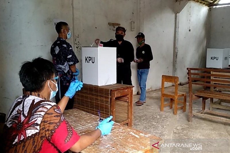 Warga adat Kampung Naga antusias berikan hak suara di Pilkada Tasikmalaya