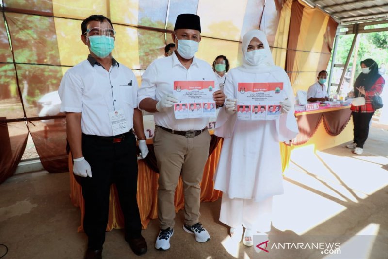 Bupati Lampung Selatan, H. Nanang Ermanto dan istri di TPS 001 Desa Way Galih