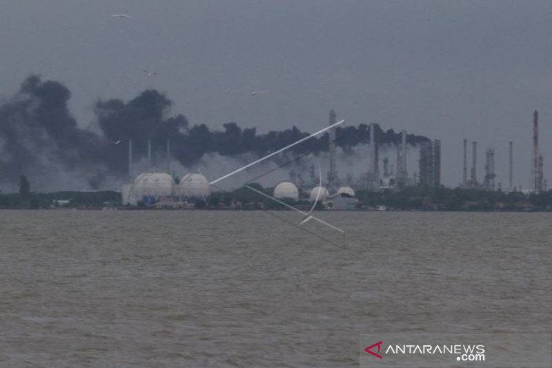 Asap Pekat Di Pertamina Balongan