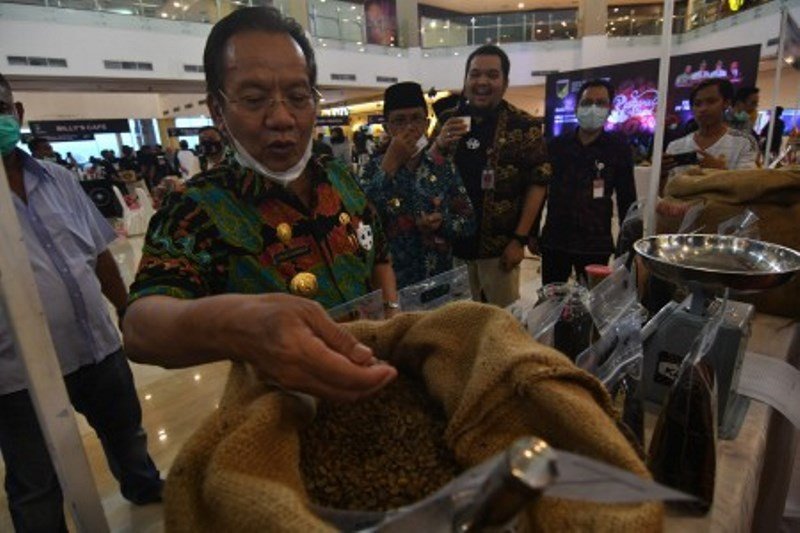 Gubernur Longki Djanggola kunjungi Festival kopi