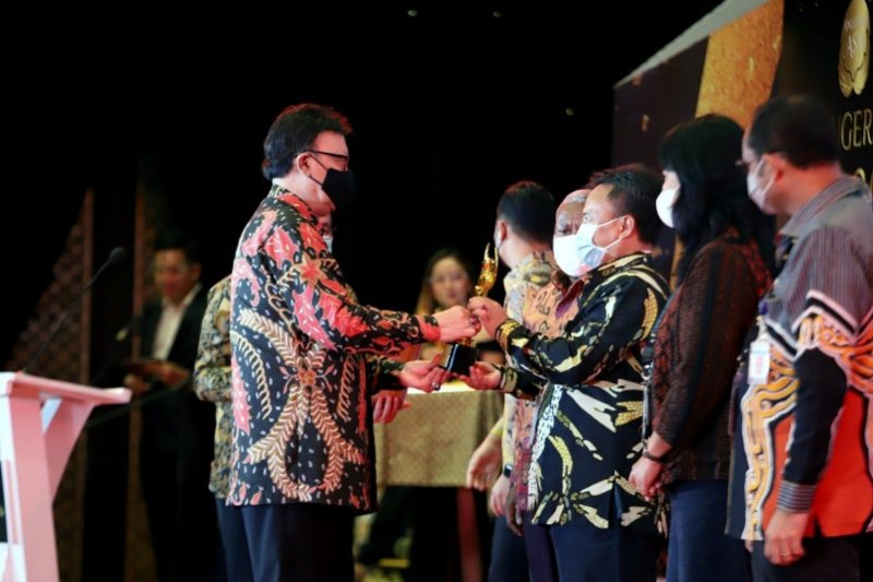Sekda Sumedang Herman Suryatman raih Piala Adhigana dari Menpan