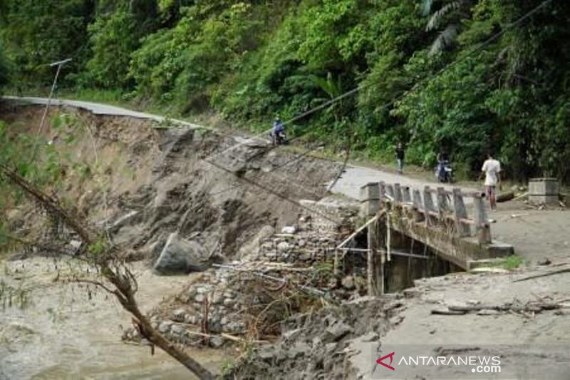 Banjir Bandang Empat Desa Dan Satu Kelurahan Terisolir