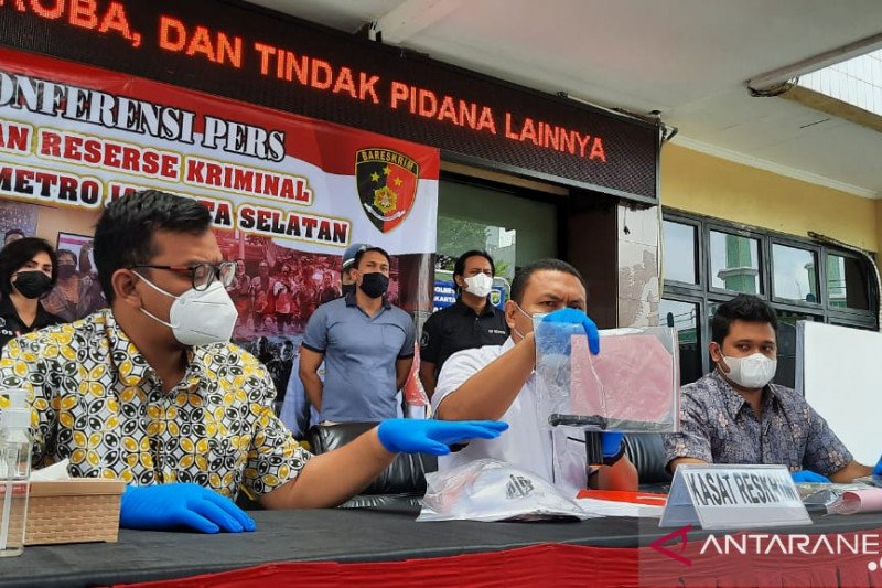 Pemuda yang membawa sajam pemimpin ormas PHB Garut