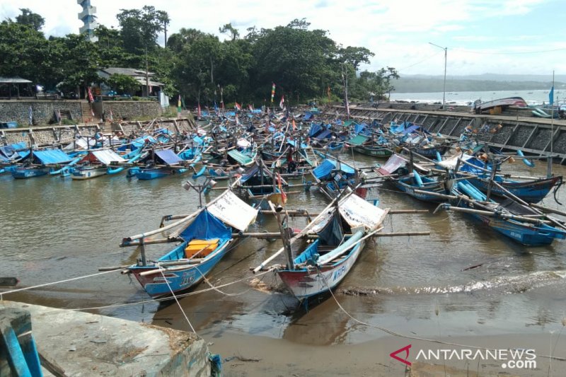 Ratusan nelayan Cianjur selatan berhenti melaut karena cuaca esktrem